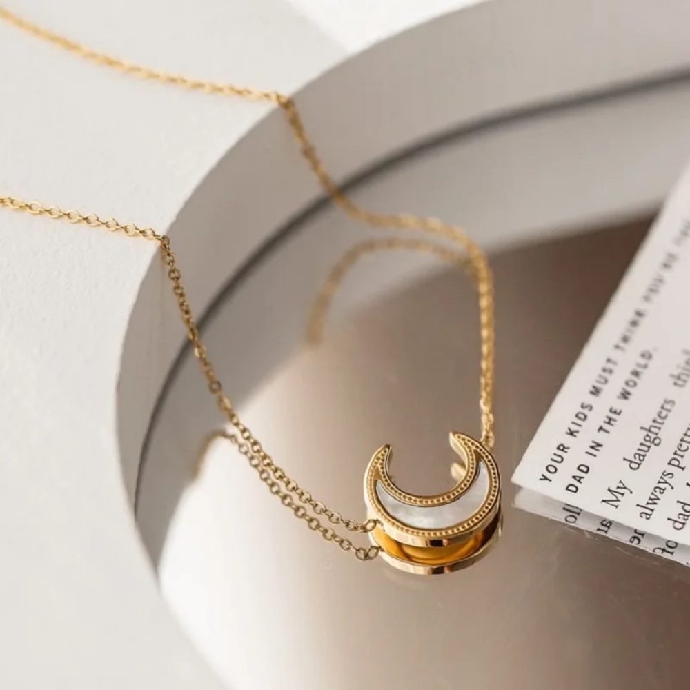 ◾️18k Gold Plated White Seashell Moon Pendant Necklace